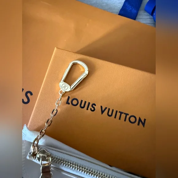 Louis Vuitton Damier Azur Key Pouch - Picture 8 of 13